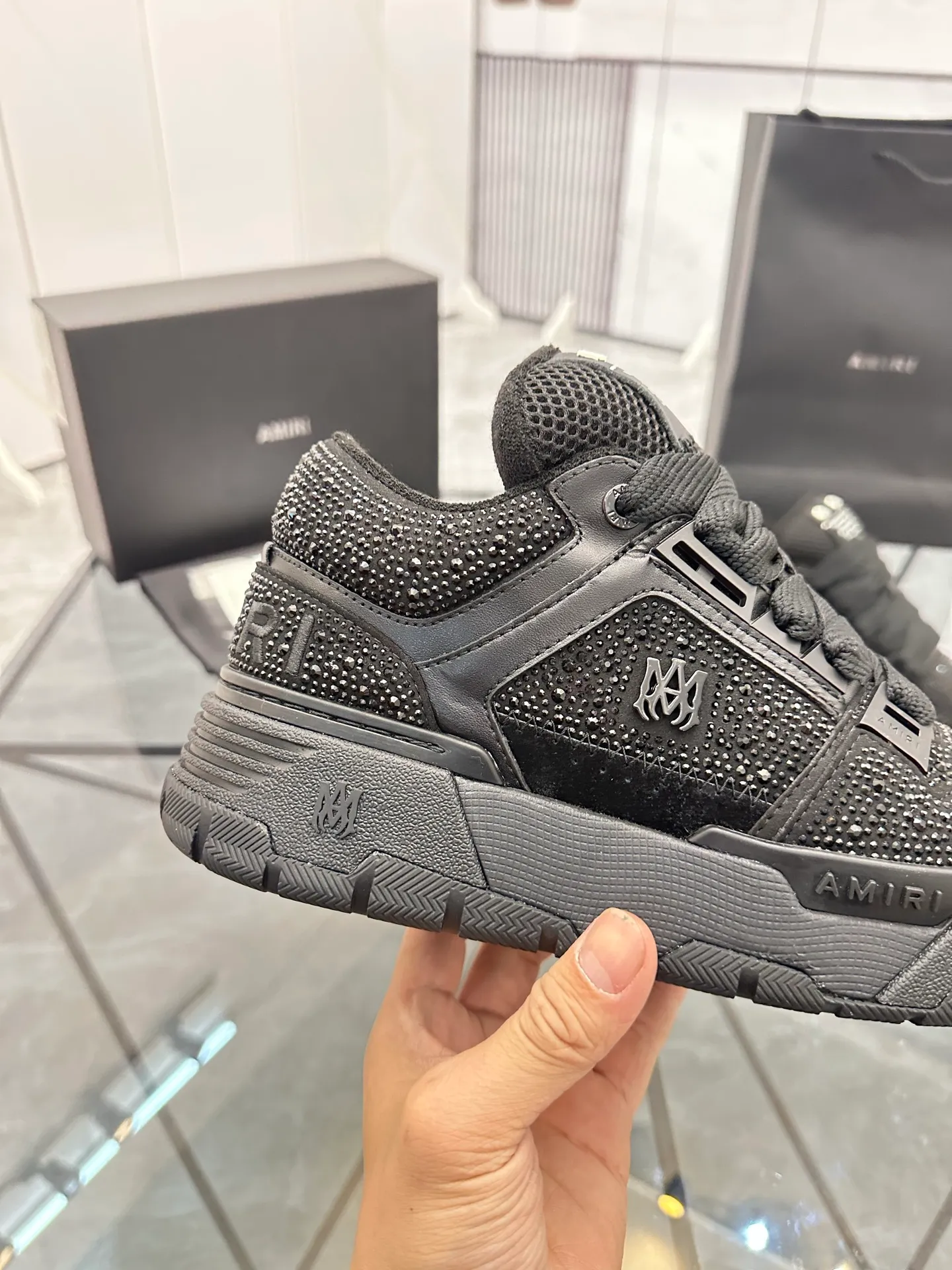Men's shoes: 💰P760¥ Guangzhou top quality Product trademark: AMIRI* "Amir*] low-top casual shoes Regular size: 39-44 (can be customized to 45) Product material: imported first-layer cowhide leather upper, professional hot-drilling process, breathable lining, original outsole. Number: 525